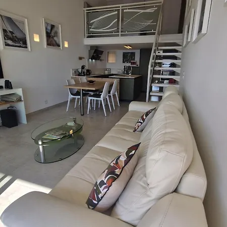 3 Pieces Avec Terrasse Vue Mer, Piscine Et Parking A Sainte-maxime - Fr-1-780-96 *